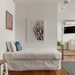 Bay Court III - Spacious Studio Near Hayes Beach