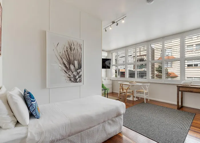Bay Court III - Spacious Studio Near Hayes Beach